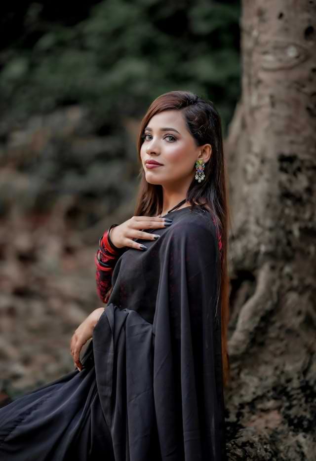 কালো শাড়ির সাথে জুয়েলারি